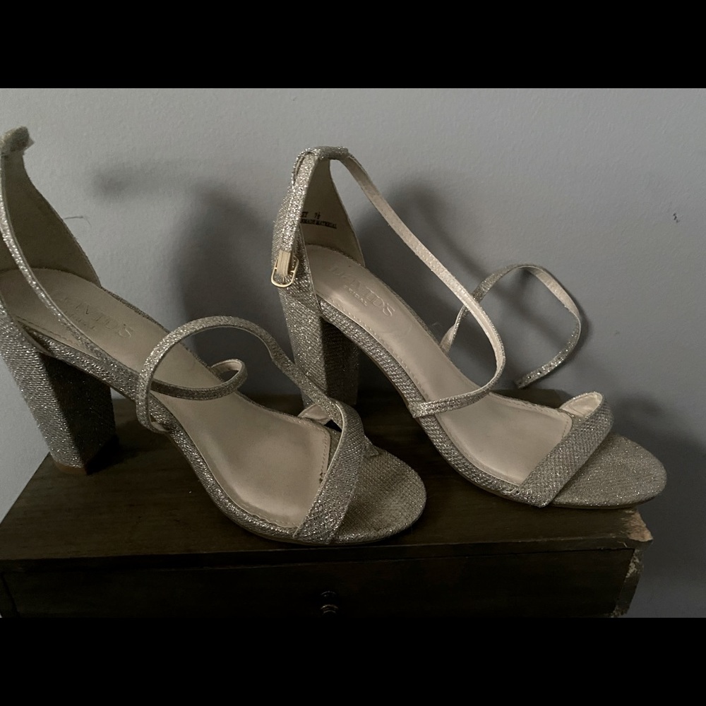 Shimmery wedding/prom heels. David’s bridal. Worn x2. Very good condition.